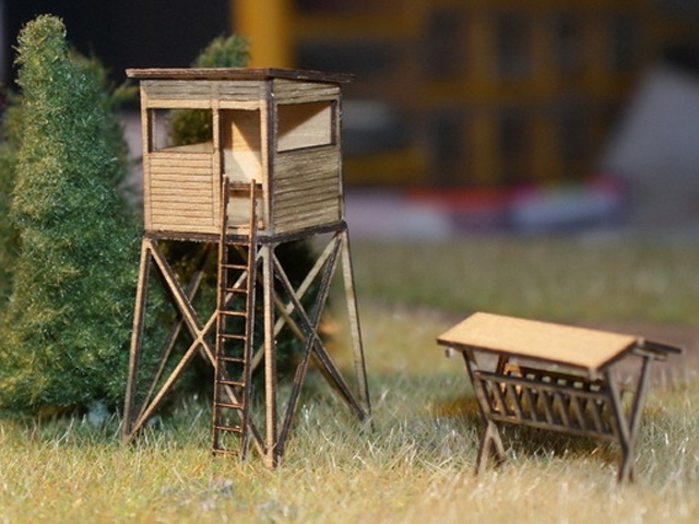 MW-12-41 - Hochsitz mit Futterkrippe MW-12-41 - Hochsitz mit Futterkrippe